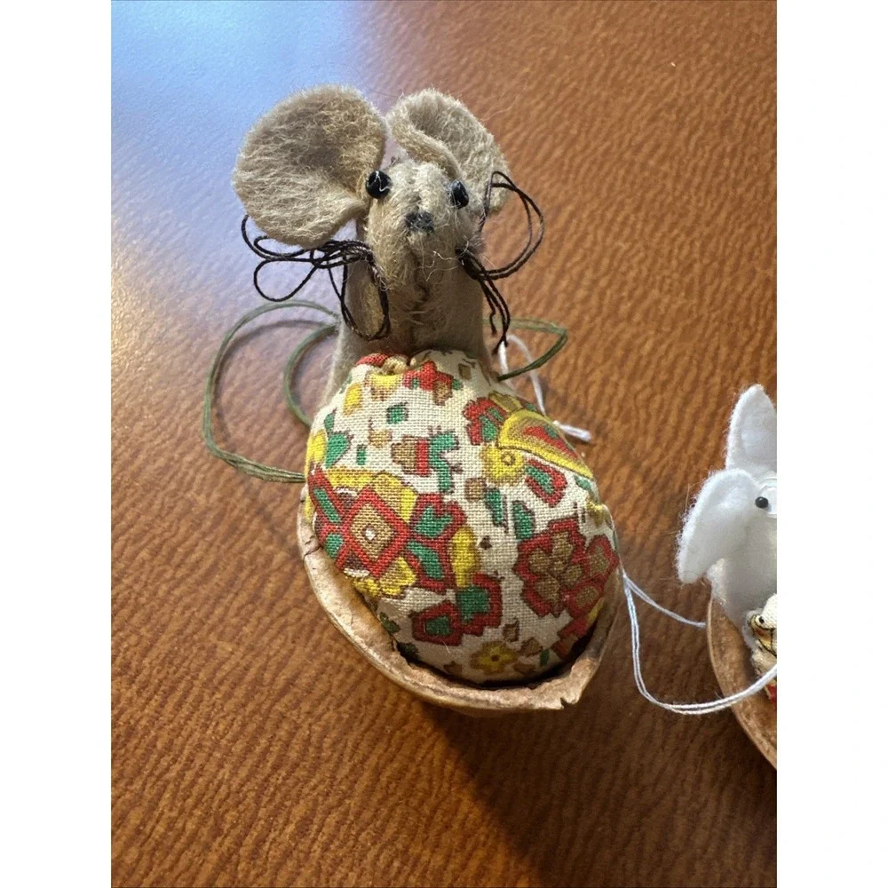 Vtg Set Of 2 Mouse In Shell Handmade Christmas Ornaments Felt Walnut Vtg Fabric‎